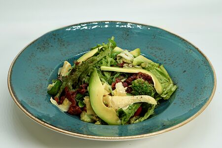 Микс-салат с авокадо, артишоками, вялеными томатами и брокколи