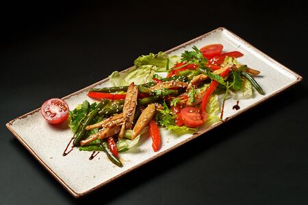 Теплый салат с курицей