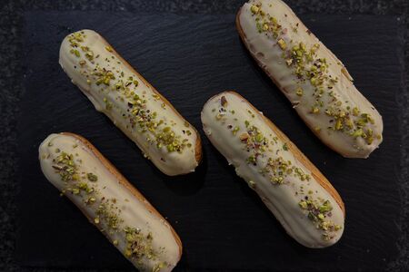 Эклер Фисташковый