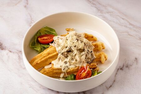 Сырная вафля с курицей, вешенками в сливочном соусе