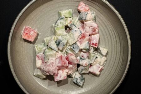 Салат из огурцов и помидоров со сметаной 