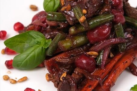 Говядина с овощами в ягодном соусе