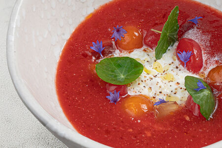 Гаспачо со страчателлой и томатами