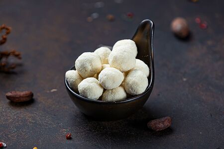 Фундук в белом шоколаде с кокосом