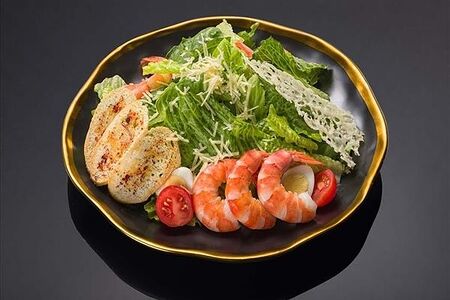 Цезарь с тигровыми креветками