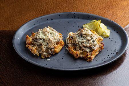 Картофельные вафли с курицей и грибами в сливочно-трюфельном соусе