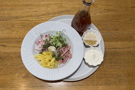 Окрошка с ветчиной из телятины, домашним квасом, сметаной, хреном и горчицей