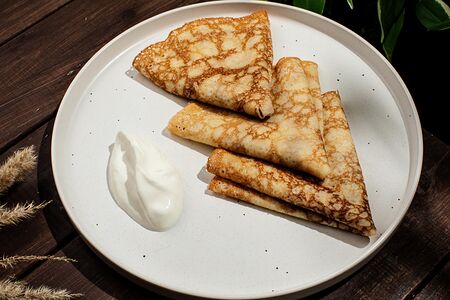 Блины с маслом и сметаной
