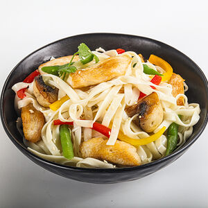 Удон с курицей в сливочном соусе