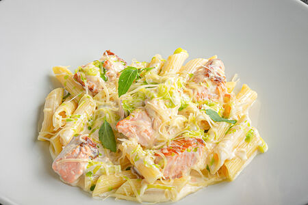 Пенне с копченым лососем