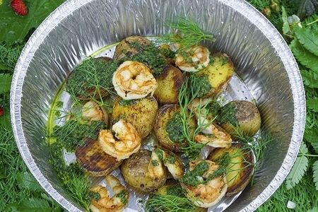 Жареные креветки с молодым картофелем