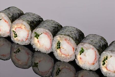 Ролл из камчатского краба с луком-сибулетом и соусом спайси