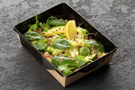 Салат с киноа и свежими овощами