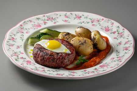 Бифштекс с печеным картофелем и малосольными огурцами