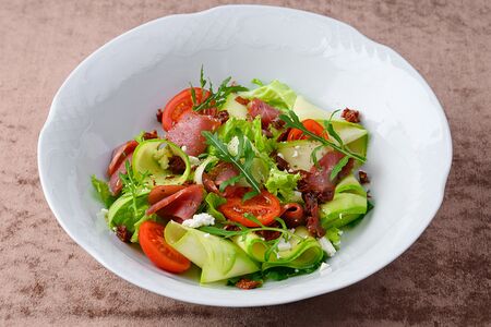 Итальянский салат с копченой уткой, цукини и вялеными томатами