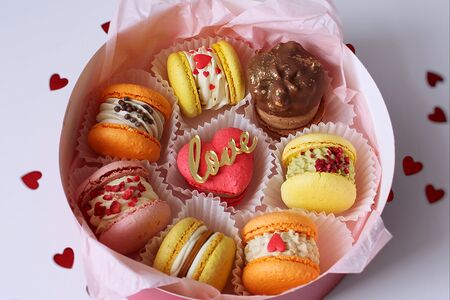 Макаруны премиум с разными вкусами XL Ассорти в подарочной круглой коробке