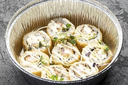 Тёплый ролл с креветкой и салатом айсберг