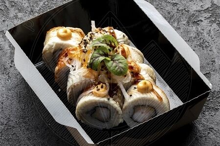 Ролл с угрём, креветкой и острым соусом