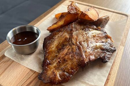 Свиные рёбрышки с соусом BBQ и картофельными дольками