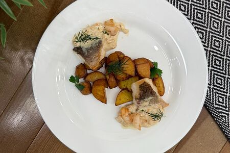 Филе сига с картофелем и нежным креветочным соусом 