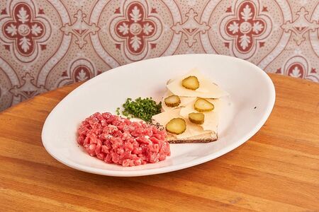 Тартар из говядины, фокачча, пармезан, корнишоны