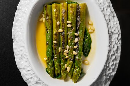 Спаржа с кедровым орехом и шпинатом в трюфельном велюте
