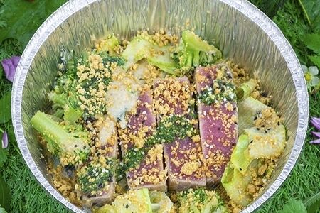 Стейк из тунца с ореховым соусом и зелёными овощами