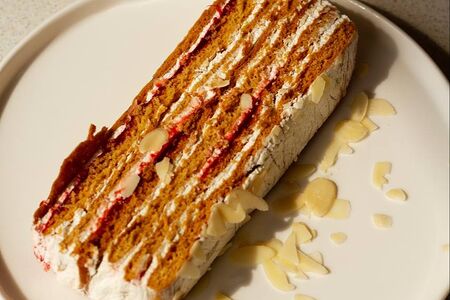 Медовик с ягодным конфи