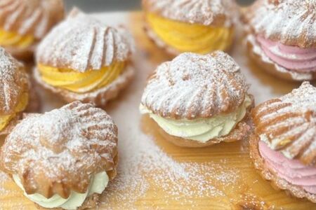 Профитроли с клубничным кремом и сливками