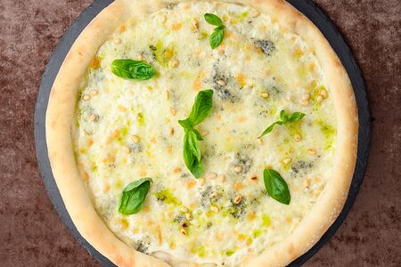 Пицца четыре сыра с кедровым орехом