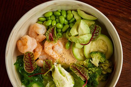 Зеленый салат рамен с креветками 