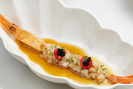 Тартар из лангустинов с малиной и черной икрой