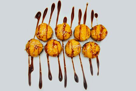 Запечённый ролл с лососем и сыром в соусе унаги