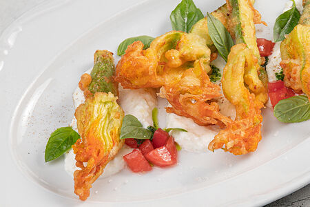 Цветы цукини с греческим йогуртом и томатами