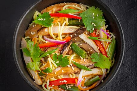 Wok с курицей в соусе свит чили острый