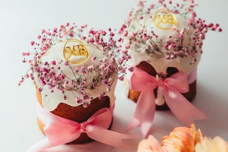 Кулич творожный с клюквой, украшенный сухоцветами