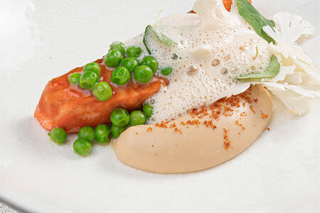 Лосось с кремом из цветной капусты конфи с вонголе и соусом шампань