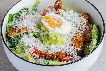 Салат Цезарь с куриной грудкой 