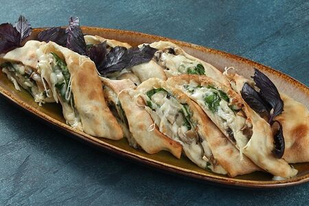 Стромболи с грибами, шпинат, сыр