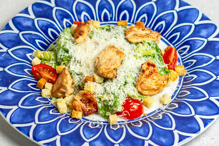 Цезарь с нежным куриным филе