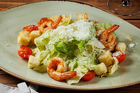 Цезарь с тигровыми креветками гриль