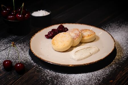 Сырники со сметаной и ягодной фружелиной