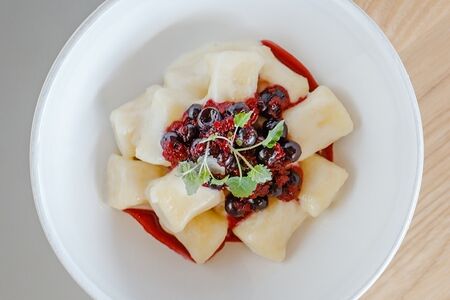 Творожные ньокки с ягодным компоте