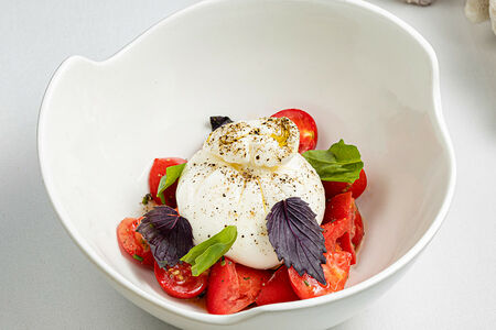 Буррата с томатами