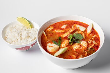 Суп том ям с курицей, креветками и кальмаром (половинка)