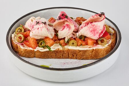 Брускетта с пастрами из индейки с томатами и зелеными оливками