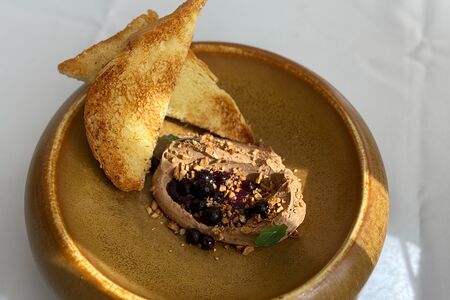 Паштет из печени цыпленка с луком конфи, малиновым соусом и карамелизированным фундуком