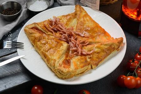 Хачапури из слоеного теста с ветчиной