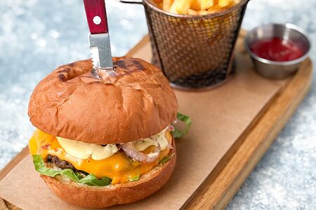 Бургер Спайси с картофелем фри и кетчупом