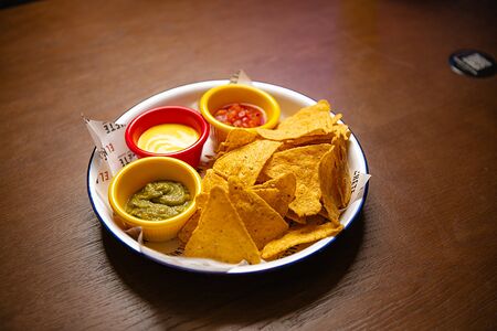 Начос с тремя соусами